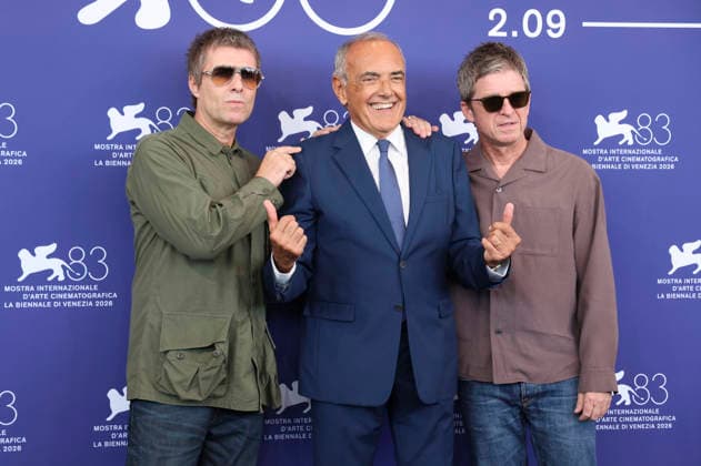 Liam Gallagher, Alberto Barbera und Noel Gallagher beim Photocall zum Dokumentarfilm Oasis: Don t Look Back in Anger auf der Biennale di Venezia 2026 83. Internationale Filmfestspiele von Venedig im Palazzo del Casino. Venedig, 05.09.2026