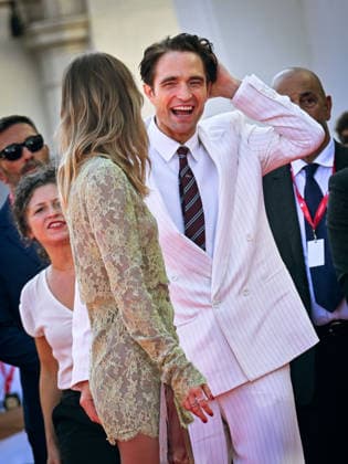 IPA88149516 - Venice, 83rd Venice International Film Festival 2026 - Night 4 - Primetime red carpet - Pictured: Robert Pattinson, Suki Waterhouse  Copyright: xManuelexMangiarottix xPoolxPhotoxEventsx08x 88149516