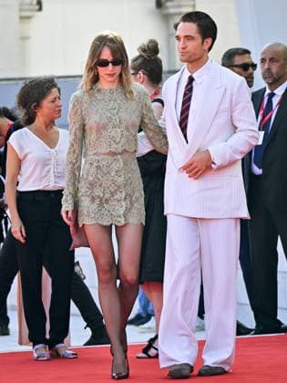 IPA88149522 - Venice, 83rd Venice International Film Festival 2026 - Night 4 - Primetime Red Carpet - Pictured: Robert Pattinson, Suki Waterhouse  Copyright: xManuelexMangiarottix xPoolxPhotoxEventsx08x 88149522