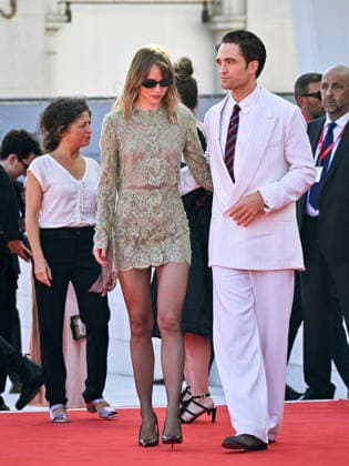 IPA88149523 - Venice, 83rd Venice International Film Festival 2026 - Night 4 - Primetime Red Carpet - Pictured: Robert Pattinson, Suki Waterhouse  Copyright: xManuelexMangiarottix xPoolxPhotoxEventsx08x 88149523