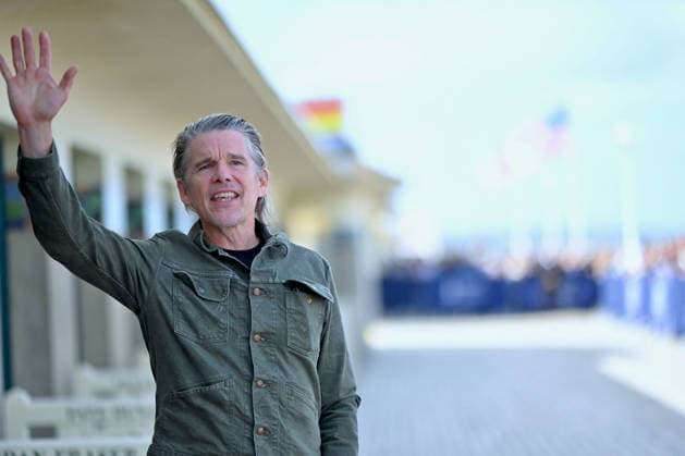 Deauville Ethan Hawke Photocall FC Ethan Hawke poses for the photographers after he unveiled his cabin sign as a tribute for her career along the Promenade des Planches at the 52nd Deauville American Film Festival on September 05, 2026 in Deauville, France. Photo by Franck Castel ABACAPRESS.COM Deauville  Copyright: xCastelxFranck ABACAx