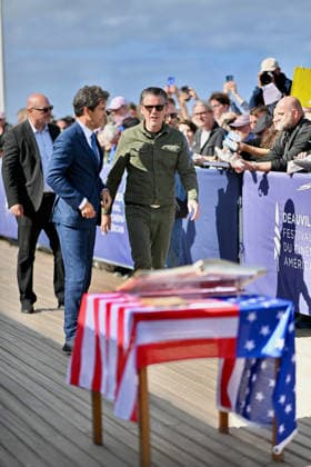 Deauville Ethan Hawke Photocall FC Ethan Hawke poses for the photographers after he unveiled his cabin sign as a tribute for her career along the Promenade des Planches at the 52nd Deauville American Film Festival on September 05, 2026 in Deauville, France. Photo by Franck Castel ABACAPRESS.COM Deauville  Copyright: xCastelxFranck ABACAx