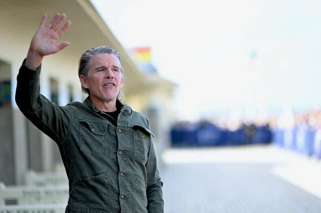 Deauville Ethan Hawke Photocall FC Ethan Hawke poses for the photographers after he unveiled his cabin sign as a tribute for her career along the Promenade des Planches at the 52nd Deauville American Film Festival on September 05, 2026 in Deauville, France. Photo by Franck Castel ABACAPRESS.COM Deauville  Copyright: xCastelxFranck ABACAx