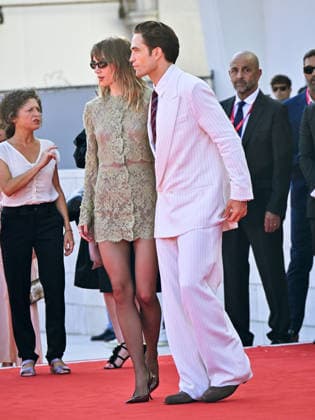 IPA88149532 - Venice, 83rd Venice International Film Festival 2026 - Night 4 - Primetime red carpet - Pictured: Robert Pattinson, Suki Waterhouse  Copyright: xManuelexMangiarottix xPoolxPhotoxEventsx08x 88149532