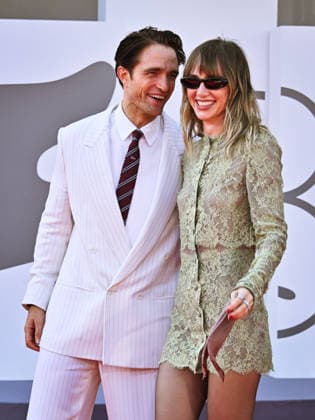 IPA88150261 - Venice, 83rd Venice International Film Festival 2026 - Night 4 - Primetime Red Carpet - Pictured: Suki Waterhouse, Robert Pattinson  Copyright: xManuelexMangiarottix xPoolxPhotoxEventsx08x 88150261