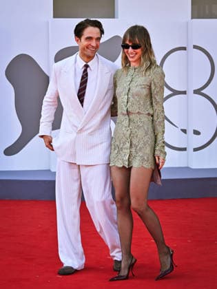 IPA88150271 - Venice, 83rd Venice International Film Festival 2026 - Night 4 - Primetime Red Carpet - Pictured: Suki Waterhouse, Robert Pattinson  Copyright: xManuelexMangiarottix xPoolxPhotoxEventsx08x 88150271