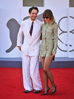 IPA88150274 - Venice, 83rd Venice International Film Festival 2026 - Night 4 - Primetime Red Carpet - Pictured: Suki Waterhouse, Robert Pattinson  Copyright: xManuelexMangiarottix xPoolxPhotoxEventsx08x 88150274