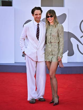 IPA88150278 - Venice, 83rd Venice International Film Festival 2026 - Night 4 - Primetime red carpet - Pictured: Suki Waterhouse, Robert Pattinson  Copyright: xManuelexMangiarottix xPoolxPhotoxEventsx08x 88150278