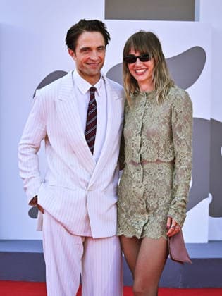 IPA88150281 - Venice, 83rd Venice International Film Festival 2026 - Night 4 - Primetime Red Carpet - Pictured: Suki Waterhouse, Robert Pattinson  Copyright: xManuelexMangiarottix xPoolxPhotoxEventsx08x 88150281
