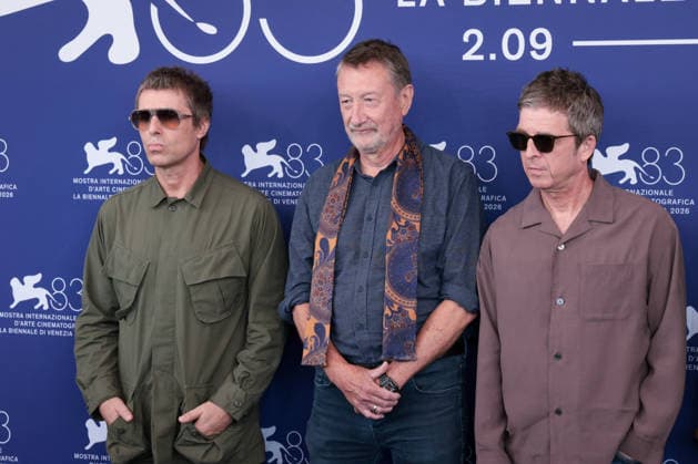 Oasis: Don t Look Back in Anger Photocall - The 83rd Venice International Film Festival Steven Knight , Liam Gallagher and Noel Gallagher attend the Oasis: Don t Look Back in Anger Photocall during the 83rd Venice International Film Festival at Palazzo del Casino on September 05, 2026 in Venice, Italy.  Copyright: xKazukoxWakayamax
