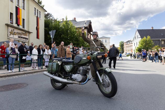05.09.2026, Filmpremiere, Maske auf Genossen Die Straße wurde spielerisch abgesperrt damit die Schauspieler vorfahren können Markneukirchen Harmonie-Lichtspiele Sachsen Deutschland