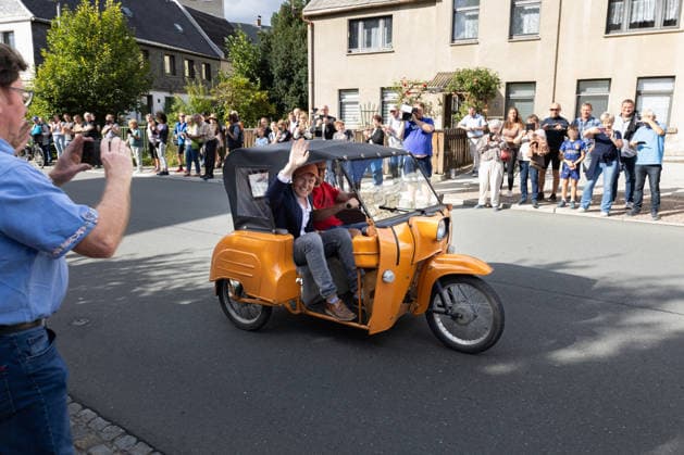 05.09.2026, Filmpremiere, Maske auf Genossen Michael Ransburg (Darsteller, Dr. Leisewitz) fährt vor und winkt Markneukirchen Harmonie-Lichtspiele Sachsen Deutschland