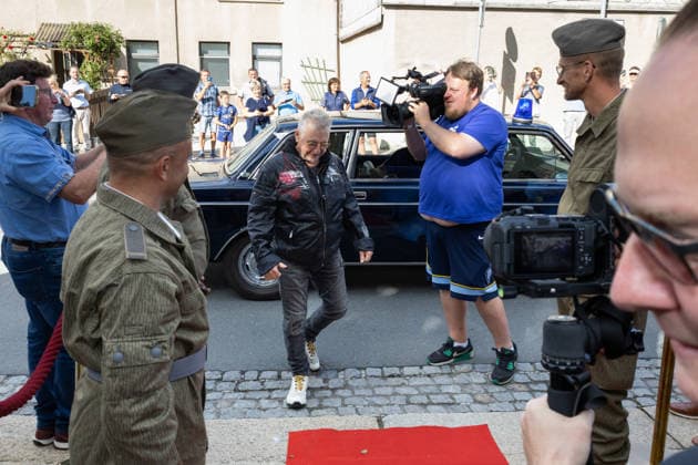 05.09.2026, Filmpremiere, Maske auf Genossen Martin Semmelrogge (Darsteller, Apotheker Herr Glück, in Lederjacke) betritt den Roten Teppich vor dem Kino Markneukirchen Harmonie-Lichtspiele Sachsen Deutschland