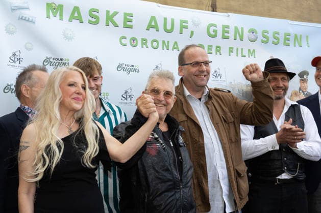 05.09.2026, Filmpremiere, Maske auf Genossen Vorne von links: Sandra Peter (Produzentin Maske auf Genossen), Martin Semmelrogge (Darsteller, Apotheker Herr Glück), Heintje Peter (Regisseur Maske auf Genossen) Markneukirchen Harmonie-Lichtspiele Sachsen Deutschland