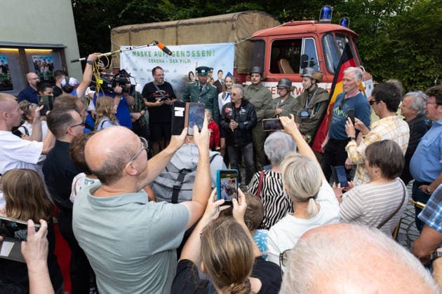 05.09.2026, Filmpremiere, Maske auf Genossen Martin Semmelrogge (Darsteller, Apotheker Herr Glück, in Lederjacke) zieht die Blicke auf sich Markneukirchen Harmonie-Lichtspiele Sachsen Deutschland