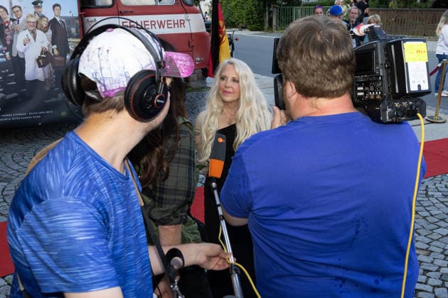 05.09.2026, Filmpremiere, Maske auf Genossen Sandra Peter (Produzentin Maske auf Genossen) im Fernsehinterview Markneukirchen Harmonie-Lichtspiele Sachsen Deutschland