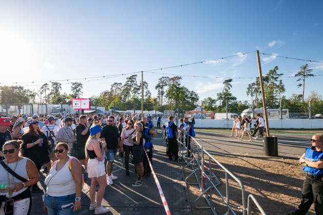 Der Zugang zur Dopamin Stage beim Glücksgefühle Festival auf dem Hockenheimring wurde laut sicherheitspersonal zeitweise aufgrund von Überfüllung für die Festivalbesucher gesperrt. Hockenheim Baden-Württemberg Deutschland