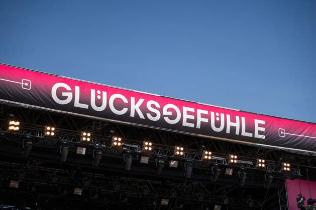 Das Logo des Glücksgefühle Festivals ist während des Festivals auf einer Bühne auf dem Hockenheimring zu sehen. Hockenheim Baden-Württemberg Deutschland