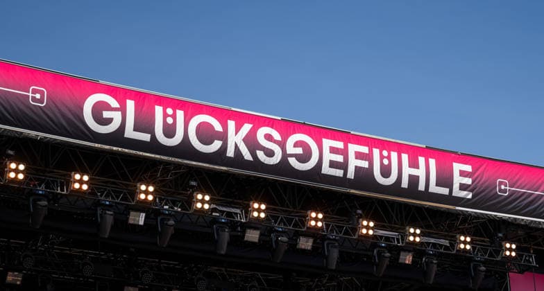 Das Logo des Glücksgefühle Festivals ist während des Festivals auf einer Bühne auf dem Hockenheimring zu sehen. Hockenheim Baden-Württemberg Deutschland