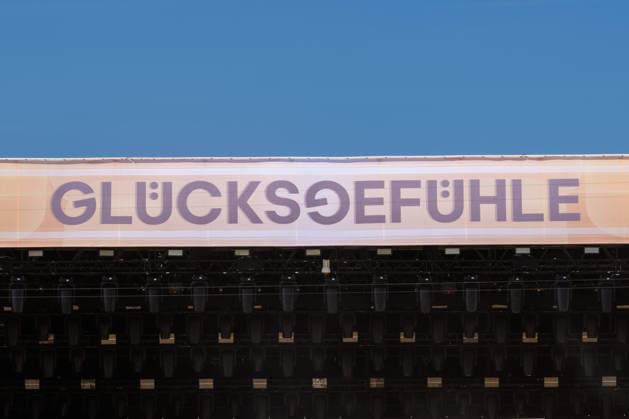 Das Logo des Glücksgefühle Festivals ist während des Festivals auf einer Bühne auf dem Hockenheimring zu sehen. Hockenheim Baden-Württemberg Deutschland
