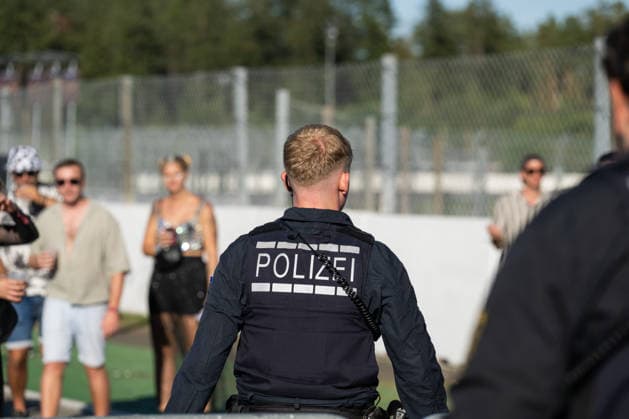 Ein Polizist geht beim Glücksgefühle Festival über das Festivalgelände auf dem Hockenheimring. Hockenheim Baden-Württemberg Deutschland