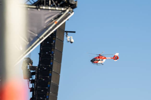 Ein Rettungshubschrauber der Luftrettung fliegt beim Glücksgefühle Festival auf das Festivalgelände auf dem Hockenheimring. Hockenheim Baden-Württemberg Deutschland