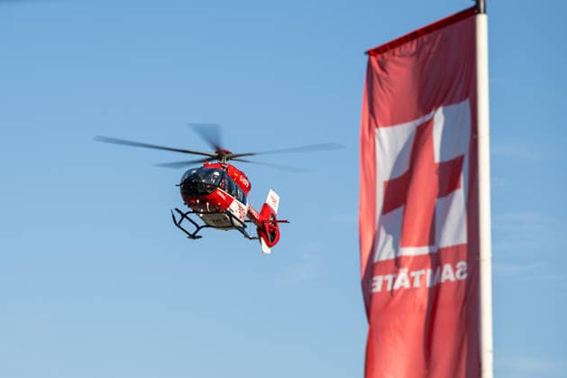 Ein Rettungshubschrauber der Luftrettung fliegt beim Glücksgefühle Festival auf das Festivalgelände auf dem Hockenheimring. Hockenheim Baden-Württemberg Deutschland