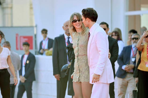 Suki Waterhouse und Robert Pattinson bei der Premiere des Kinofilms Primetime auf der Biennale di Venezia 2023 83. Internationale Filmfestspiele von Venedig im Palazzo del Cinema. Venedig, 05.09.2026
