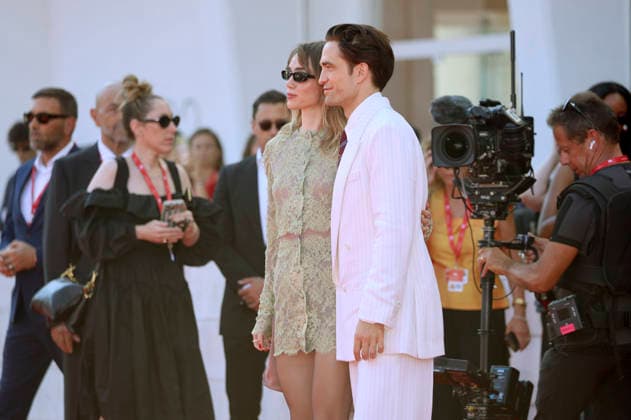 Suki Waterhouse und Robert Pattinson bei der Premiere des Kinofilms Primetime auf der Biennale di Venezia 2023 83. Internationale Filmfestspiele von Venedig im Palazzo del Cinema. Venedig, 05.09.2026