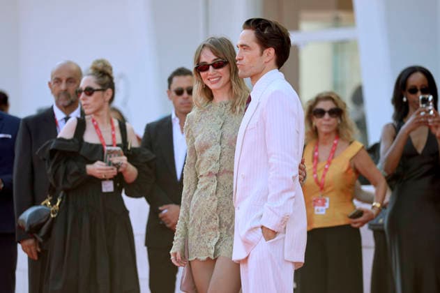 Suki Waterhouse und Robert Pattinson bei der Premiere des Kinofilms Primetime auf der Biennale di Venezia 2023 83. Internationale Filmfestspiele von Venedig im Palazzo del Cinema. Venedig, 05.09.2026