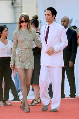 Suki Waterhouse und Robert Pattinson bei der Premiere des Kinofilms Primetime auf der Biennale di Venezia 2023 83. Internationale Filmfestspiele von Venedig im Palazzo del Cinema. Venedig, 05.09.2026
