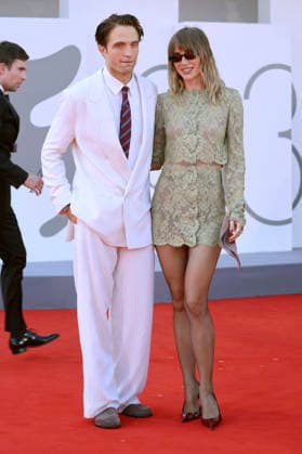 Robert Pattinson und Suki Waterhouse bei der Premiere des Kinofilms Primetime auf der Biennale di Venezia 2023 83. Internationale Filmfestspiele von Venedig im Palazzo del Cinema. Venedig, 05.09.2026