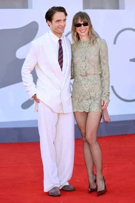 Robert Pattinson und Suki Waterhouse bei der Premiere des Kinofilms Primetime auf der Biennale di Venezia 2023 83. Internationale Filmfestspiele von Venedig im Palazzo del Cinema. Venedig, 05.09.2026