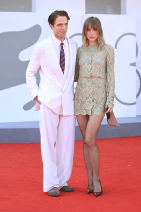 Robert Pattinson und Suki Waterhouse bei der Premiere des Kinofilms Primetime auf der Biennale di Venezia 2023 83. Internationale Filmfestspiele von Venedig im Palazzo del Cinema. Venedig, 05.09.2026