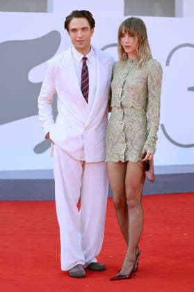 Robert Pattinson und Suki Waterhouse bei der Premiere des Kinofilms Primetime auf der Biennale di Venezia 2023 83. Internationale Filmfestspiele von Venedig im Palazzo del Cinema. Venedig, 05.09.2026