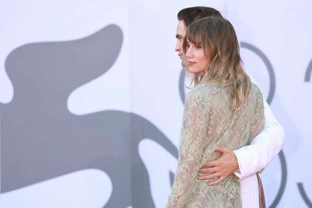 Robert Pattinson und Suki Waterhouse bei der Premiere des Kinofilms Primetime auf der Biennale di Venezia 2023 83. Internationale Filmfestspiele von Venedig im Palazzo del Cinema. Venedig, 05.09.2026
