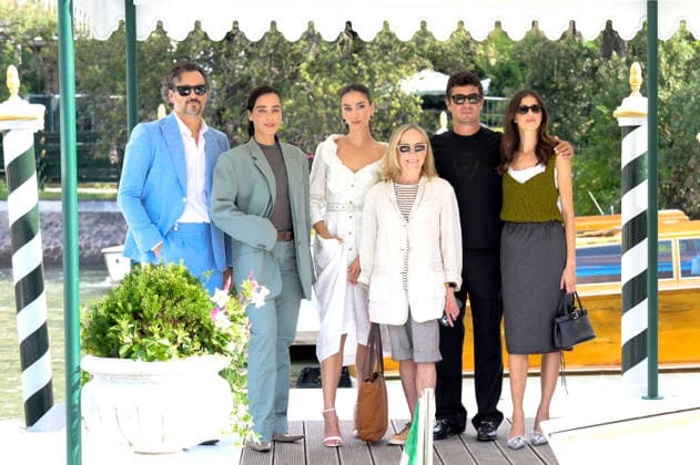 Asier Etxeandia, Esmeralda Pimentel, Claudia Salas, Mary Lambert, Riccardo Scamarcio und Benedetta Porcaroli bei der Ankunft am Pier des Hotels Excelsior auf der Biennale di Venezia 2026 83. Internationale Filmfestspiele von Venedig. Venedig, 05.09.2026
