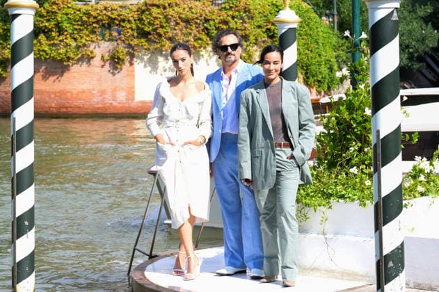 Claudia Salas, Asier Etxeandia und Esmeralda Pimentel bei der Ankunft am Pier des Hotels Excelsior auf der Biennale di Venezia 2026 83. Internationale Filmfestspiele von Venedig. Venedig, 05.09.2026