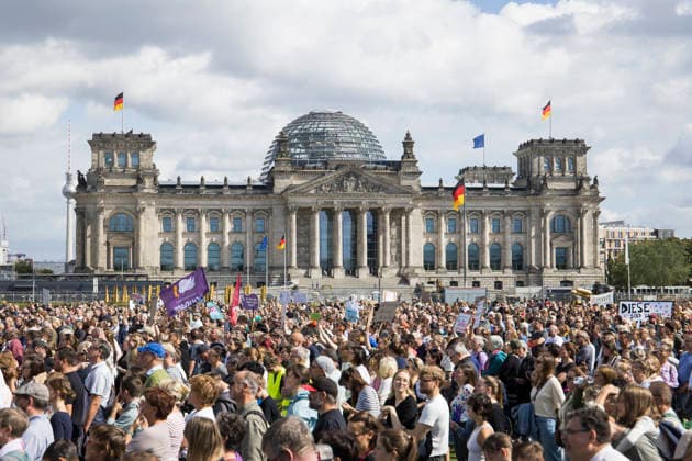 News Bilder des Tages Es reicht! Gesundheit statt Sparwahn , Demo vor dem Reichstagsgebäude, Berlin, 05.09.2026 Teilnehmer bei der Demonstration Es reicht! Gesundheit statt Sparwahn gegen Sparmaßnahmen im Gesundheitssystem auf dem Platz der Republik zwischen Bundeskanzleramt und Reichstagsgebäude in Berlin am 5. September 2026. Die Versammlung wurde von der Kinderärztin Bea Merscher organisiert nach einem Schlagabtausch mit Bundeskanzler Friedrich Merz. Berlin Platz der Republik Copyright: xBenxKriemanx