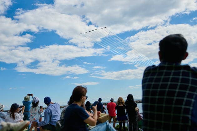 September 5, 2026, Toronto, On, Canada: Spectators look on as the Canadian Forces Snowbirds perform during the Canadian International Air Show in Toronto, on Saturday, Sept. 5, 2026. Toronto Canada  - ZUMAc35_ 20260905_zaf_c35_060 Copyright: xSammyxKoganx