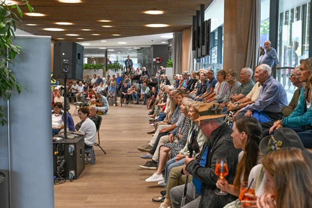 5. Hausmusikroas im Rahmen der Salzkammergut Festwochen Gmunden mit den Volksmusikgruppen Klangngholz und Glanschl Zwüllinge im Haus Salzkammergut in Gmunden, fotografiert am 05.09.26. Das Bild zeigt Besucher der Veranstaltung 2026 - 5. Hausmusikroas im Rahmen der Salzkammergut Festwochen Gmunden mit den Volksmusikgruppem<kakngholz und Glanschl Zwüllinge im HAu Salzkammergut in Gmunden, am 05.09.26