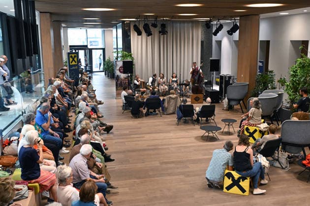 5. Hausmusikroas im Rahmen der Salzkammergut Festwochen Gmunden mit den Volksmusikgruppen Klanggholz und Glanschl Zwüllinge im Haus Salzkammergut in Gmunden, fotografiert am 05.09.26. Das Bild zeigt Besucher der Veranstaltung vor der Musikgruppe Klangholz 2026 - 5. Hausmusikroas im Rahmen der Salzkammergut Festwochen Gmunden mit den Volksmusikgruppem<kakngholz und Glanschl Zwüllinge im HAu Salzkammergut in Gmunden, am 05.09.26