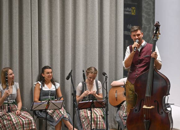 55. Hausmusikroas im Rahmen der Salzkammergut Festwochen Gmunden mit den Volksmusikgruppen Klanggholz und Glanschl Zwüllinge im Haus Salzkammergut in Gmunden, fotografiert am 05.09.26. Das Bild zeigt Musikanten der Gruppe Klangholz 2026 - 5. Hausmusikroas im Rahmen der Salzkammergut Festwochen Gmunden mit den Volksmusikgruppem<kakngholz und Glanschl Zwüllinge im HAu Salzkammergut in Gmunden, am 05.09.26