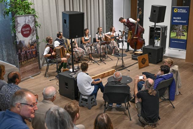 5. Hausmusikroas im Rahmen der Salzkammergut Festwochen Gmunden mit den Volksmusikgruppen Klanggholz und Glanschl Zwüllinge im Haus Salzkammergut in Gmunden, fotografiert am 05.09.26. Das Bild zeigt Besucher der Veranstaltung vor der Musikgruppe Klangholz 2026 - 5. Hausmusikroas im Rahmen der Salzkammergut Festwochen Gmunden mit den Volksmusikgruppem<kakngholz und Glanschl Zwüllinge im HAu Salzkammergut in Gmunden, am 05.09.26