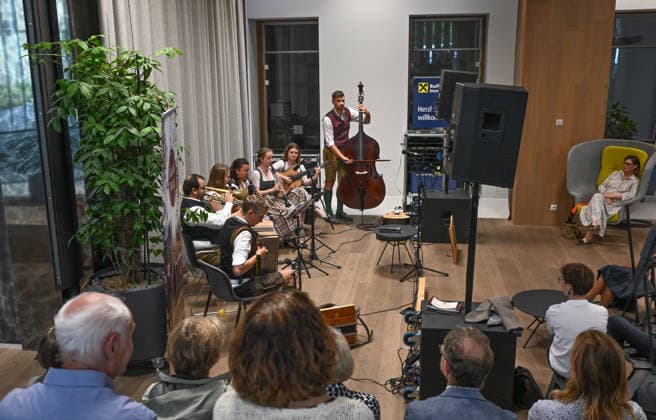 5. Hausmusikroas im Rahmen der Salzkammergut Festwochen Gmunden mit den Volksmusikgruppen Klanggholz und Glanschl Zwüllinge im Haus Salzkammergut in Gmunden, fotografiert am 05.09.26. Das Bild zeigt Besucher der Veranstaltung vor der Musikgruppe Klangholz 2026 - 5. Hausmusikroas im Rahmen der Salzkammergut Festwochen Gmunden mit den Volksmusikgruppem<kakngholz und Glanschl Zwüllinge im HAu Salzkammergut in Gmunden, am 05.09.26