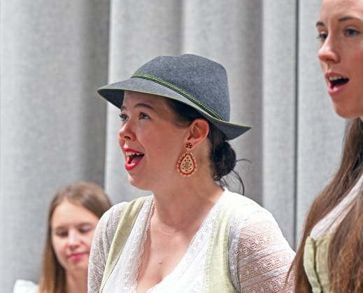 55. Hausmusikroas im Rahmen der Salzkammergut Festwochen Gmunden mit den Volksmusikgruppen Klanggholz und Glanschl Zwüllinge im Haus Salzkammergut in Gmunden, fotografiert am 05.09.26. Das Bild zeigt Sängerinnen der Gruppe Glanschl Zwüllinge 2026 - 5. Hausmusikroas im Rahmen der Salzkammergut Festwochen Gmunden mit den Volksmusikgruppem<kakngholz und Glanschl Zwüllinge im HAu Salzkammergut in Gmunden, am 05.09.26