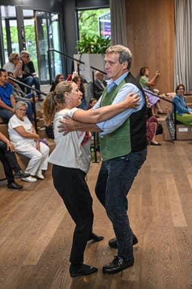 55. Hausmusikroas im Rahmen der Salzkammergut Festwochen Gmunden mit den Volksmusikgruppen Klanggholz und Glanschl Zwüllinge im Haus Salzkammergut in Gmunden, fotografiert am 05.09.26. Das Bild zeigt ein zur Musik tanzendes PAar 2026 - 5. Hausmusikroas im Rahmen der Salzkammergut Festwochen Gmunden mit den Volksmusikgruppem<kakngholz und Glanschl Zwüllinge im HAu Salzkammergut in Gmunden, am 05.09.26