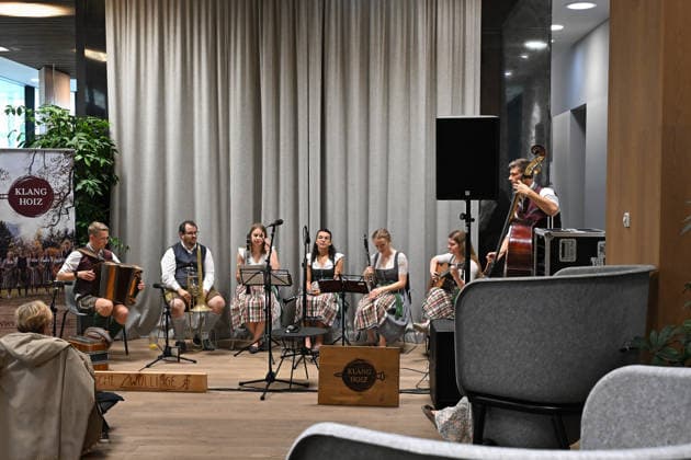 5. Hausmusikroas im Rahmen der Salzkammergut Festwochen Gmunden, mit den Volksmusikgruppen Klangholz und Glanschl Zwüllinge im Haus Salzkammergut in Gmunden, fotografiert am 05.09.26. Das Bild zeigt die Musikantengruppe Klangholz 2026 - 5. Hausmusikroas im Rahmen der Salzkammergut Festwochen Gmunden mit den Volksmusikgruppem<kakngholz und Glanschl Zwüllinge im HAu Salzkammergut in Gmunden, am 05.09.26