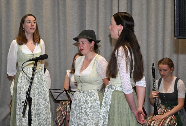 55. Hausmusikroas im Rahmen der Salzkammergut Festwochen Gmunden mit den Volksmusikgruppen Klanggholz und Glanschl Zwüllinge im Haus Salzkammergut in Gmunden, fotografiert am 05.09.26. Das Bild zeigt Sängerinnen der Gruppe Glanschl Zwüllinge 2026 - 5. Hausmusikroas im Rahmen der Salzkammergut Festwochen Gmunden mit den Volksmusikgruppem<kakngholz und Glanschl Zwüllinge im HAu Salzkammergut in Gmunden, am 05.09.26