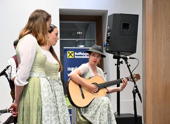 55. Hausmusikroas im Rahmen der Salzkammergut Festwochen Gmunden mit den Volksmusikgruppen Klanggholz und Glanschl Zwüllinge im Haus Salzkammergut in Gmunden, fotografiert am 05.09.26. Das Bild zeigt Sängerinnen der Gruppe Glanschl Zwüllinge 2026 - 5. Hausmusikroas im Rahmen der Salzkammergut Festwochen Gmunden mit den Volksmusikgruppem<kakngholz und Glanschl Zwüllinge im HAu Salzkammergut in Gmunden, am 05.09.26